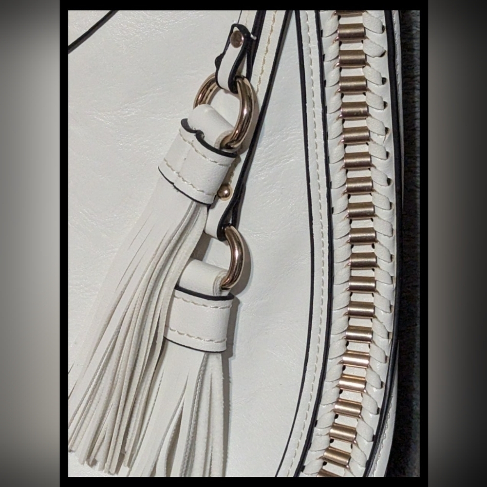 💥 CLEARANCE💥Large white shoulder bag, faux leather,excellent condition,tassels - Picture 5 of 16
